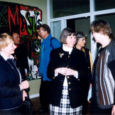 Kunstnikud Evi Tihemets ja Viive Tolli vestlemas Suzanne Liega ENUT-i mitteametlikul avamisel 27.11.1997