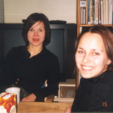 Projektijuht Marion Pajumets ja raamatukoguhoidja Marju Järve jaanuaris 2003
